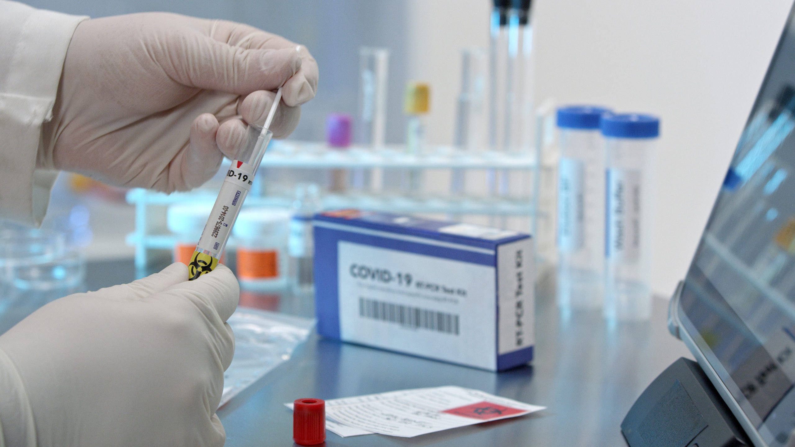 Technician,Adding,Covid-19,Swab,Into,Test,Tub,In,Medical,Lab. 鼎天国际官方网站图片